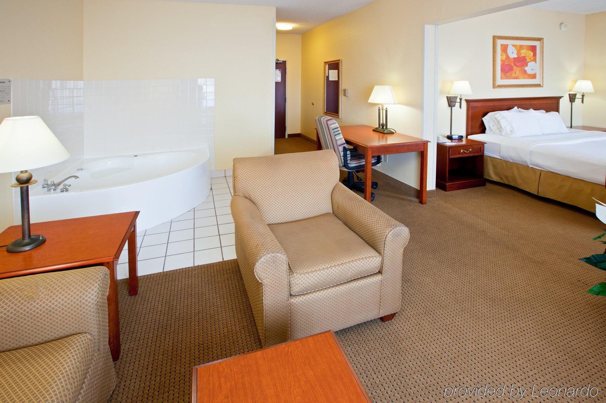 Holiday Inn Express & Suites - Muncie, An Ihg Hotel Habitación foto